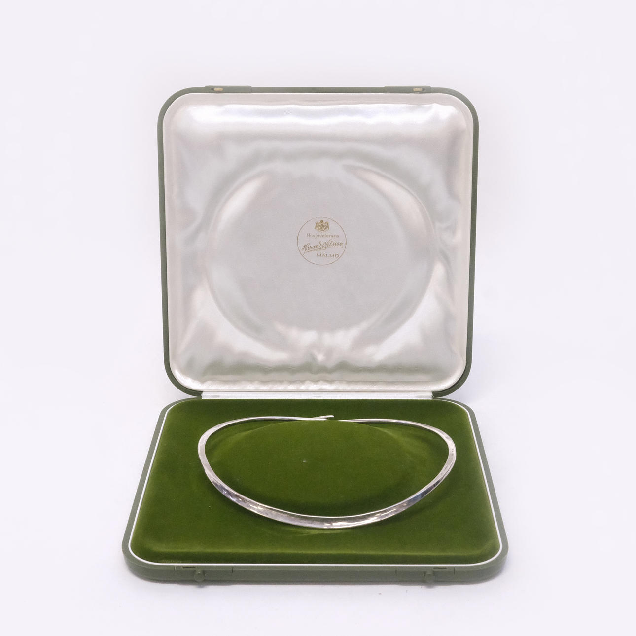OLOF BARVE. STEL HALSRING, SILVER. HOS SILVERSMED INGA-BRITT DAHLQUIST I MALMÖ.