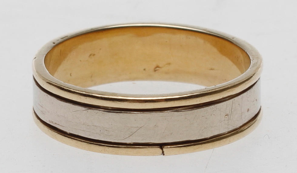 RING, 18k guld, vikt ca 7 gr.