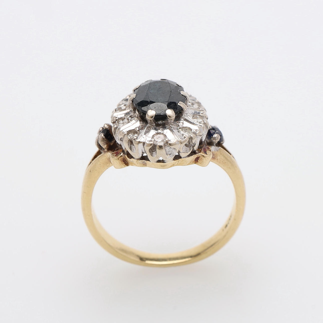 RING, 18K GULD, SMÅ DIAMANTER & TOPAS, OMKRING 1900-TALETS MITT, TOTALT 3,6 GRAM.