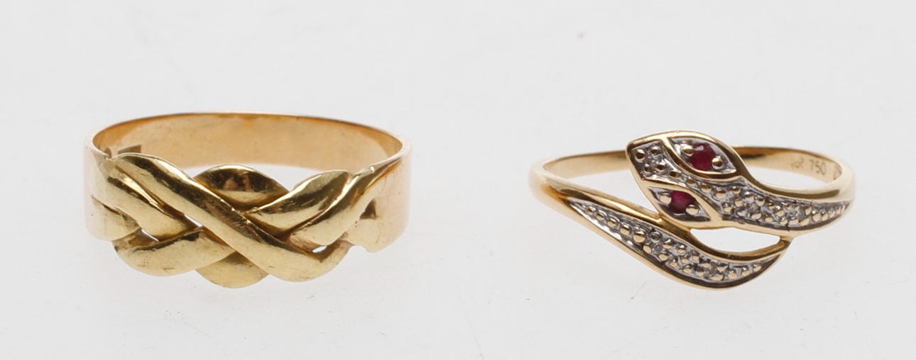 RINGAR, 2 st, 18k guld, vikt ca 5 gr.