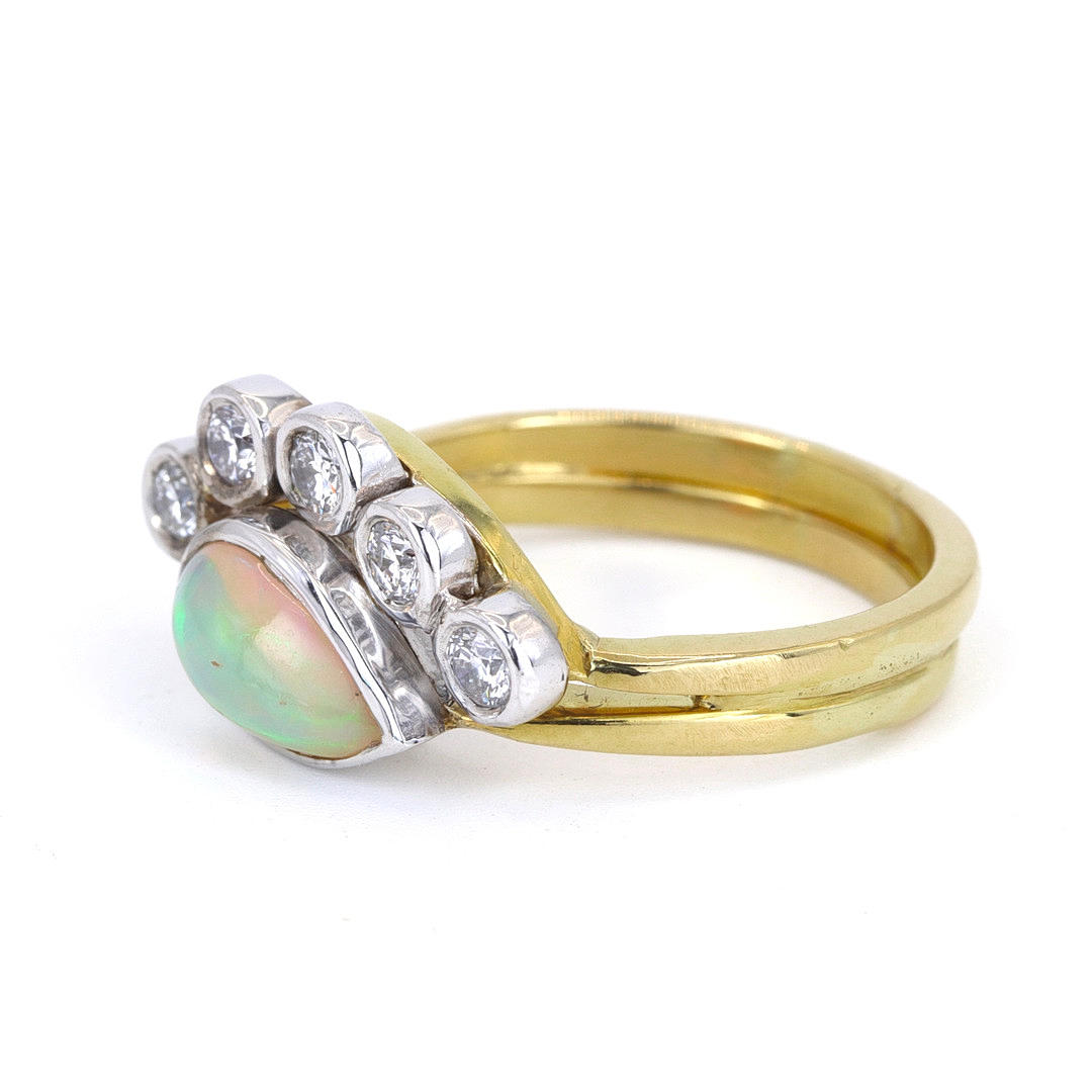 RING I 18KT GULD MED OPAL OCH DIAMANTER.