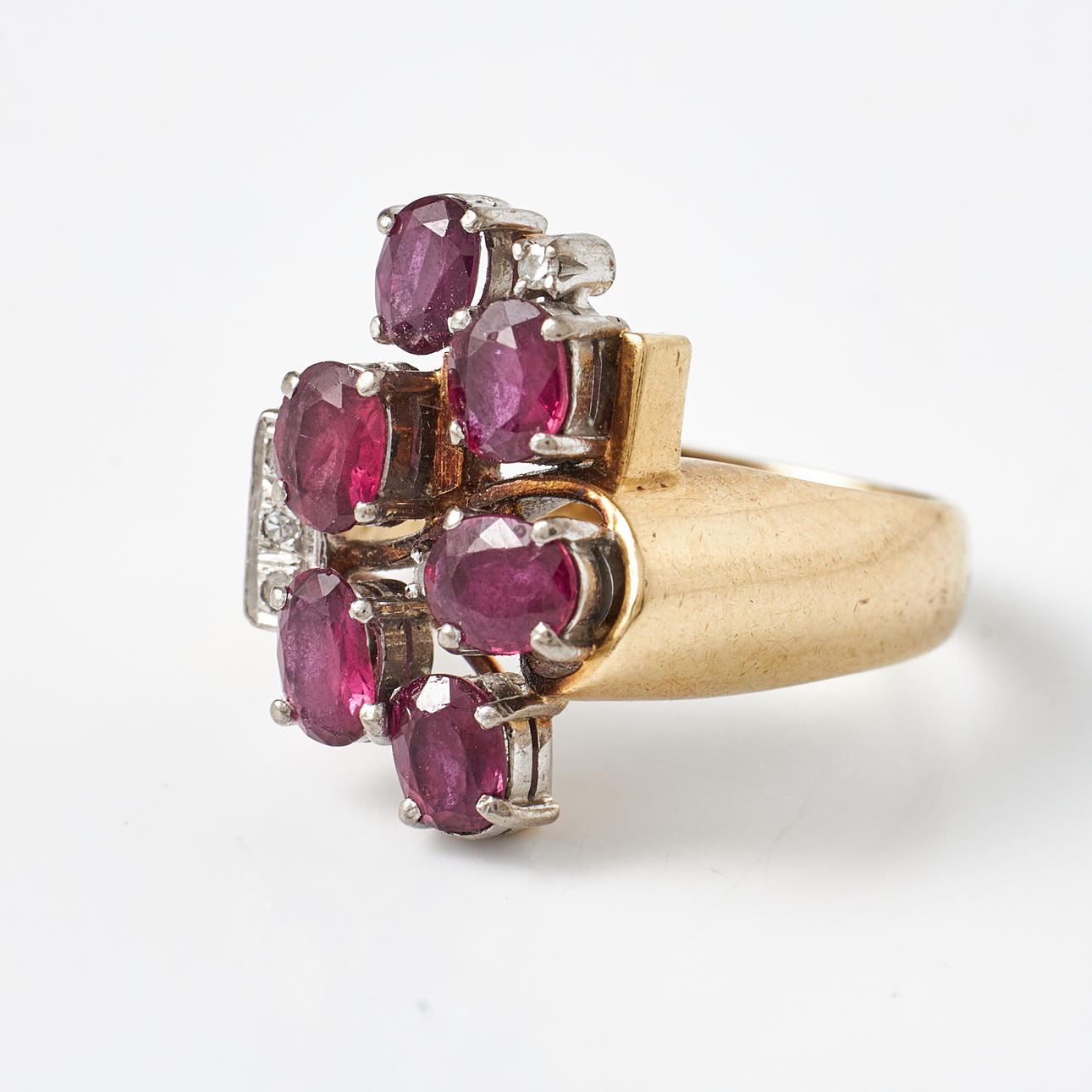 RING, 14 k guld, 6 ovala fasettslipade rubiner samt sidodekor av 3 små åttkantslipade diamanter.