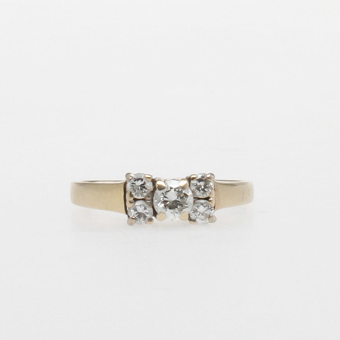 RING, 18k vitguld med 5 diamanter, totalt ca 0,60 ct, vikt 3 gram.