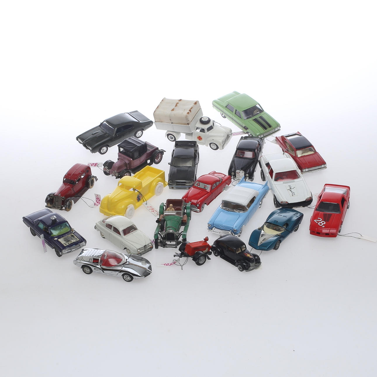 MODELLBILAR, cirka 20 stycken. Bland andra SOLIDO, TEKNO, VILMER, MATCHBOX och CORGI.