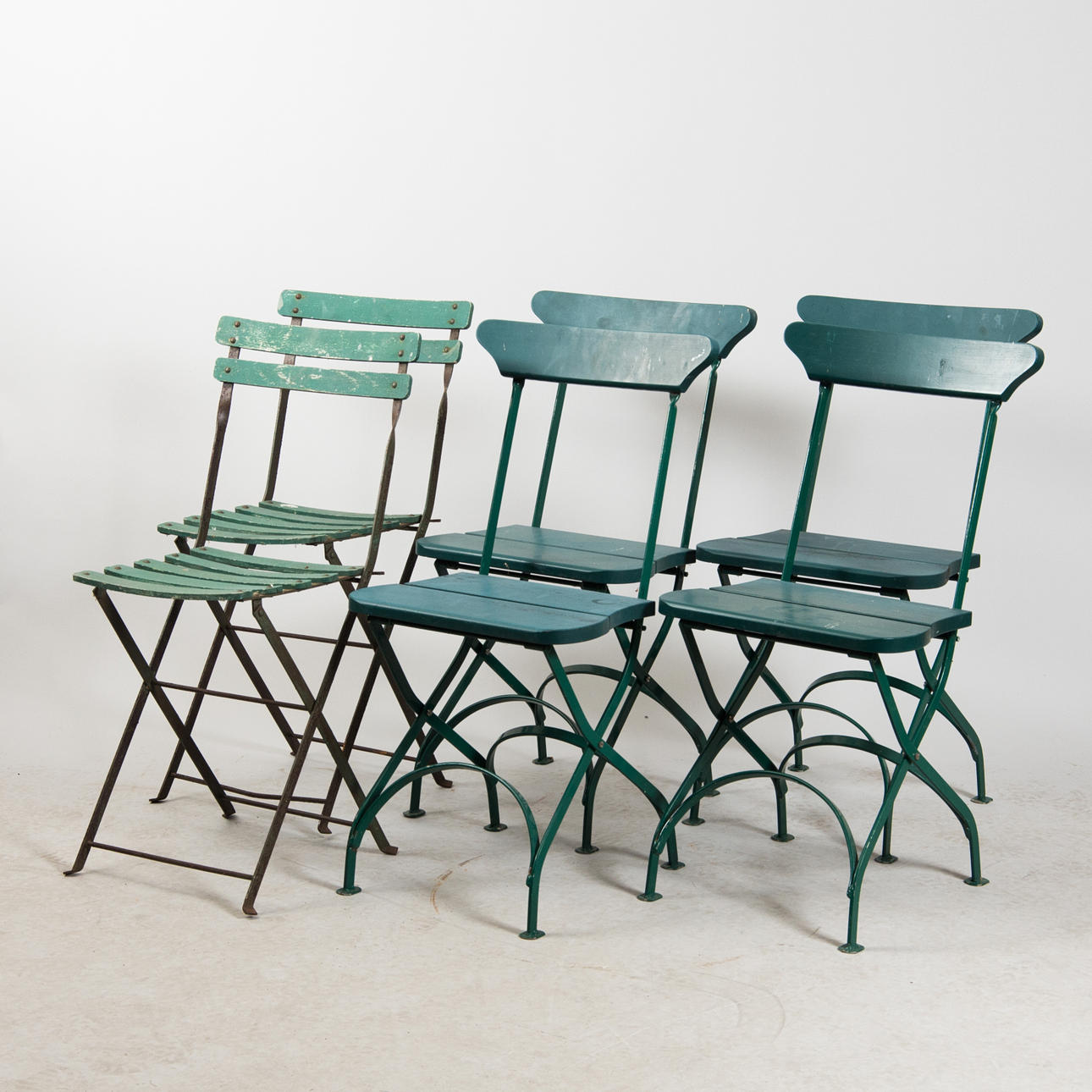 TRÄDGÅRDSSTOLAR, 4 + 2 stycken, grönmålade med smidesunderrede.