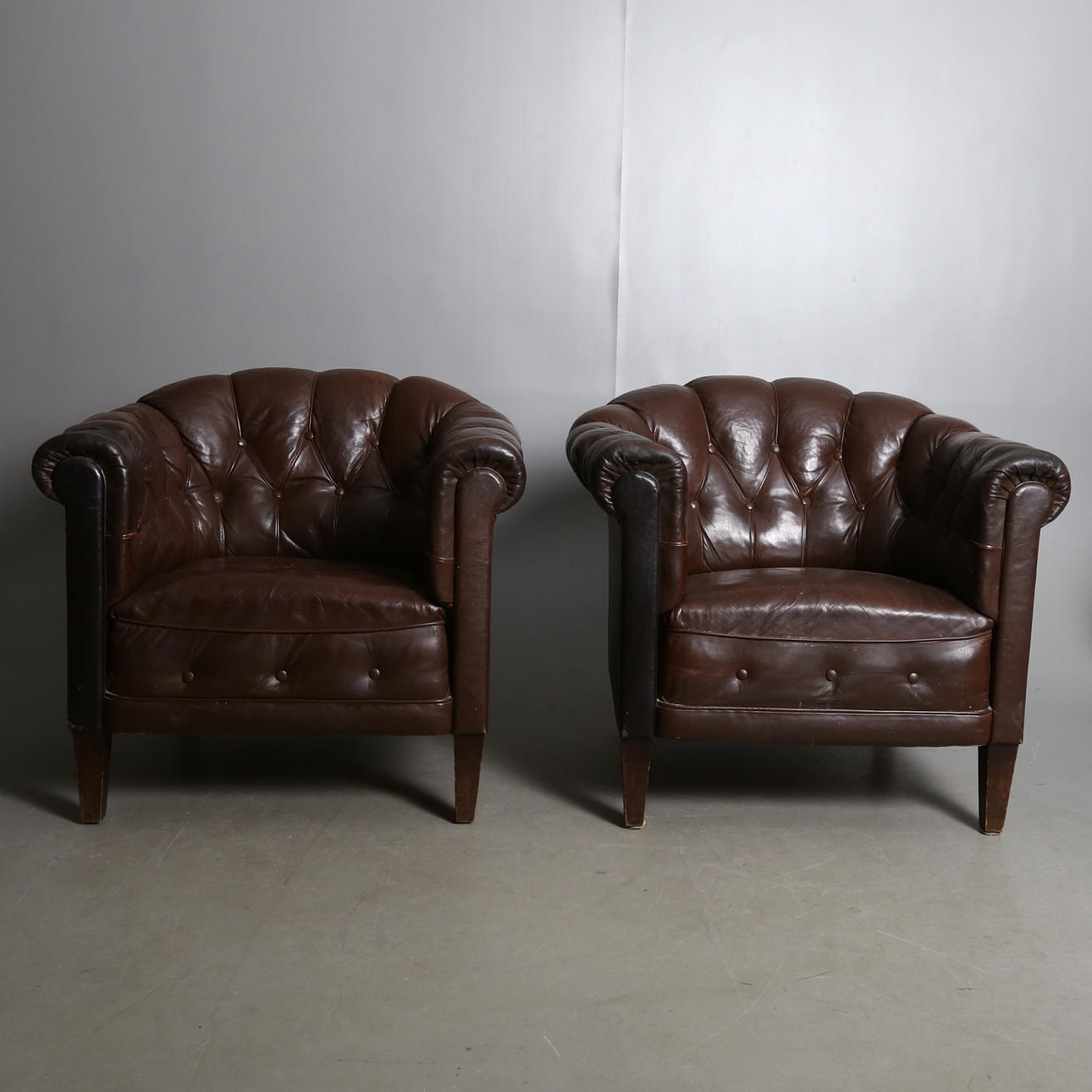 CLUBFÅTÖLJER, 1 par, tidigt 1900-tal.