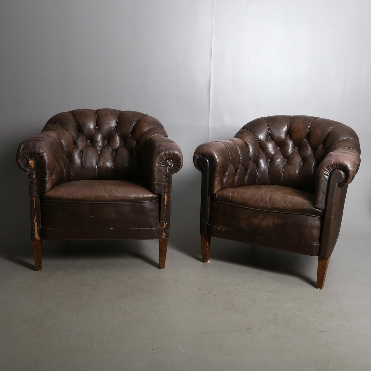 CLUBFÅTÖLJER, 1 par, tidigt 1900-tal.