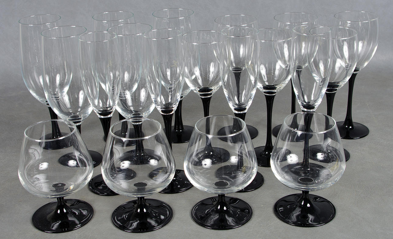 GLASSERVIS med svart fot.