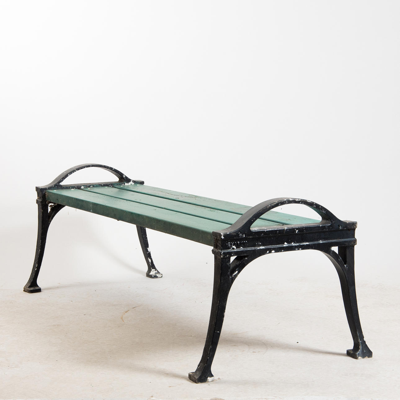 BÄNK, "Lessebo", Byarum, svartmålad metall/gränmålade ribbor.