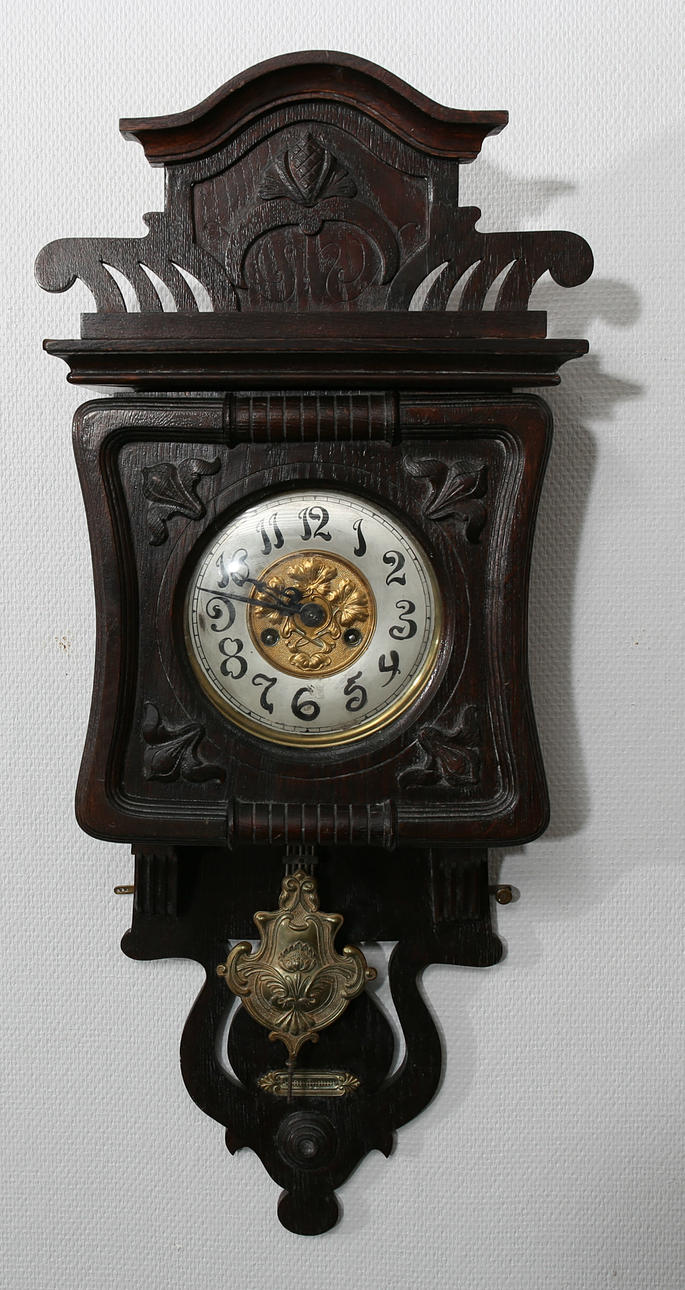 MANOR CLOCK, oak, 19th-20th century.