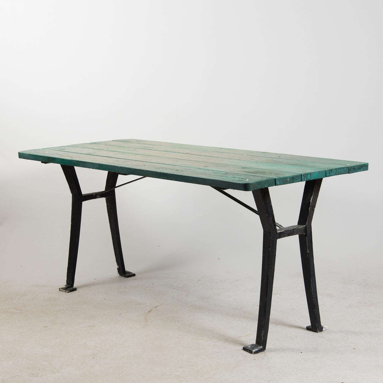 TRÄDGÅRDSBORD, "Lessebo", Byarum, grönmålade ribbor/svartmålat underrede.