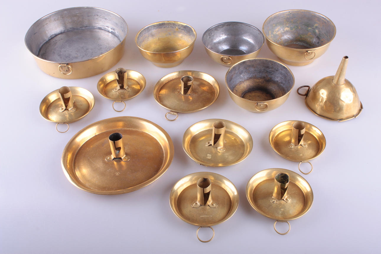 PARTI MÄSSING, 14 delar, bl.a. Skultuna, 1800-tal.