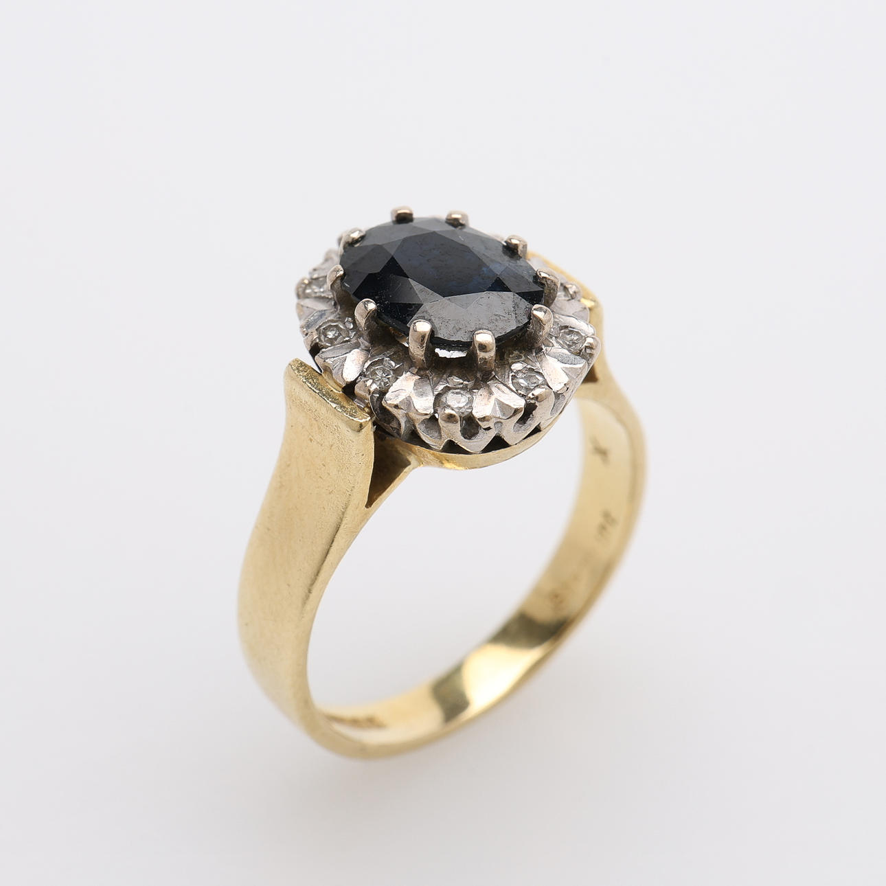 RING, 18K GULD,SAFIR & SMÅ GAMMALSLIPADE DIAMANTER, BIRMINGHAM, 1976, 6 GRAM.
