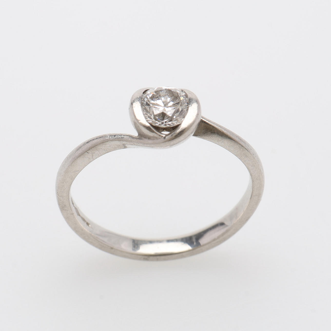 RING, PLATINA & BRILJANT OM 0,5 CT, BIRMINGHAM, 4,5 GRAM.
