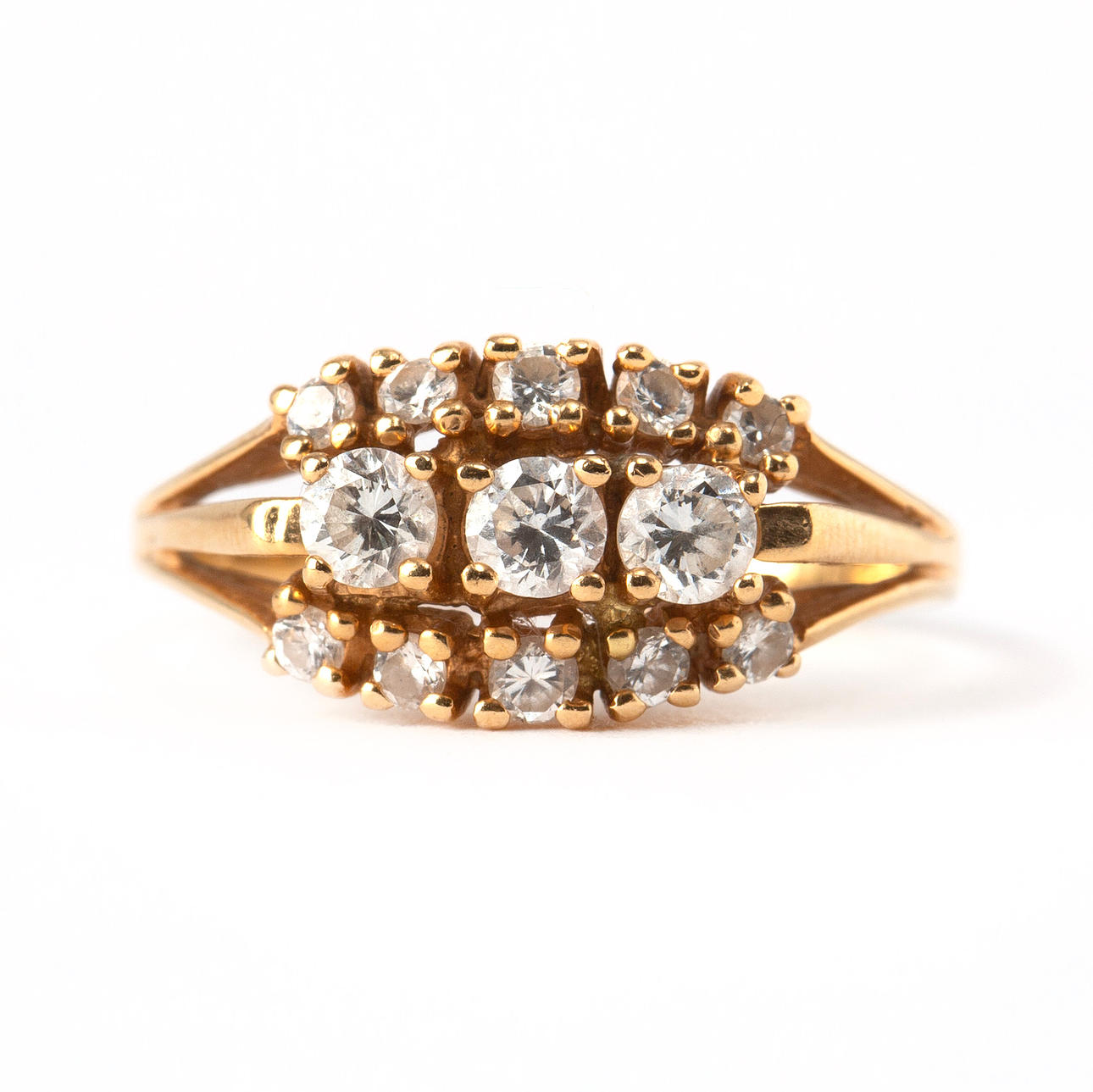RING, 18K guld med briljantslipade diamanter totalt 0.73 ct, kattfortstämplad.