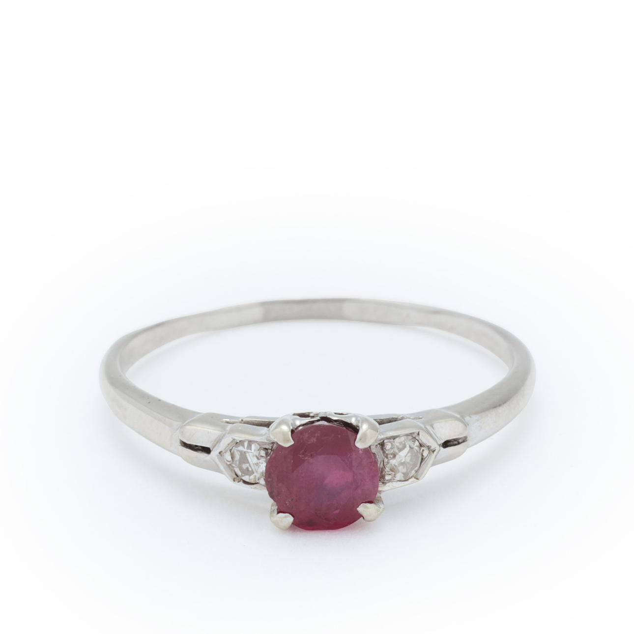 Ring in 14k white gold with ruby and diamonds.
