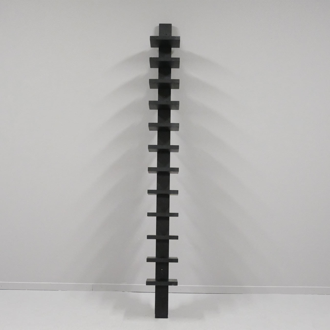 JOHN KANDELL. VÄGGHYLLA, ”PILASTER”, KÄLLEMO.