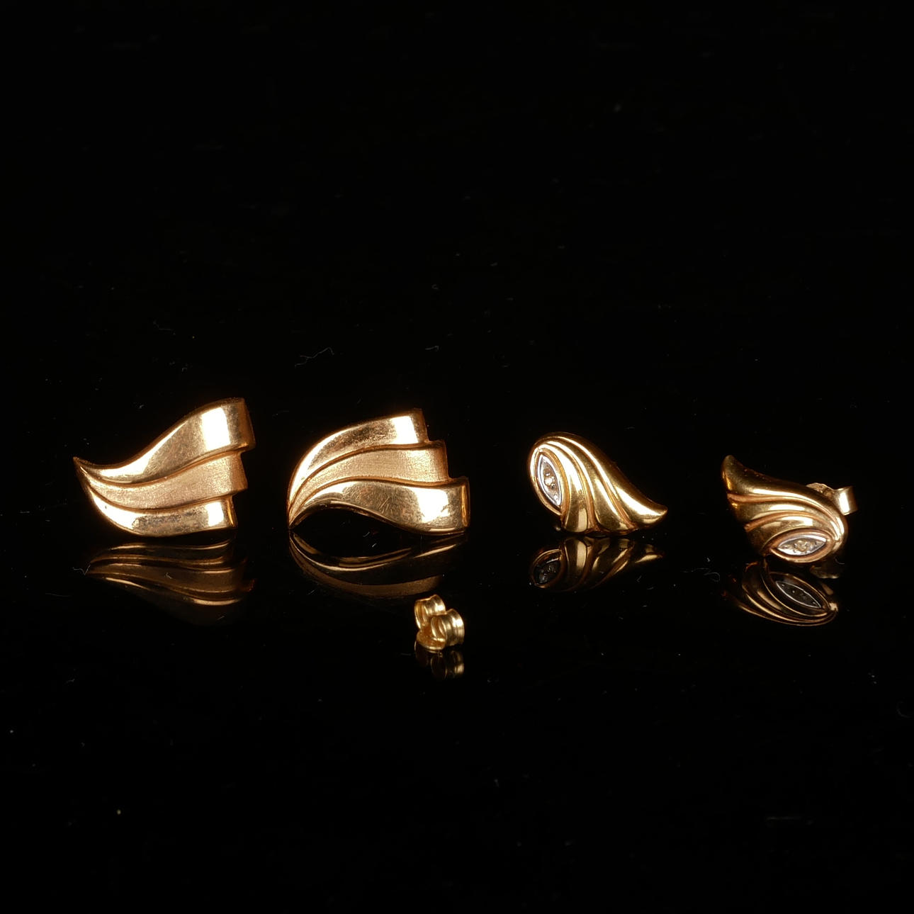 EARRINGS, 2 pairs, gold.