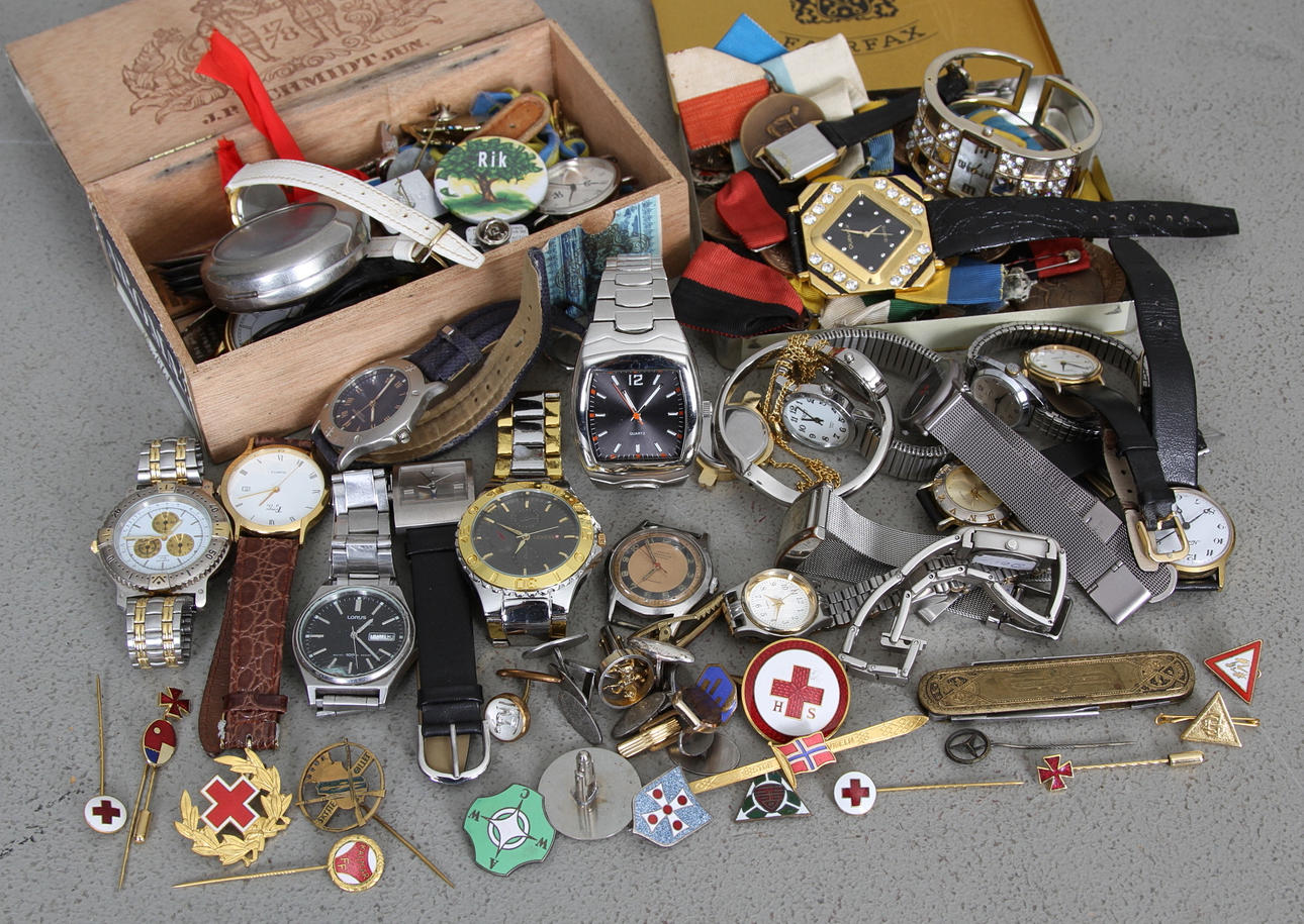 KLOCKOR NÅLMÄRKEN MEDALJER, 1900 tal.