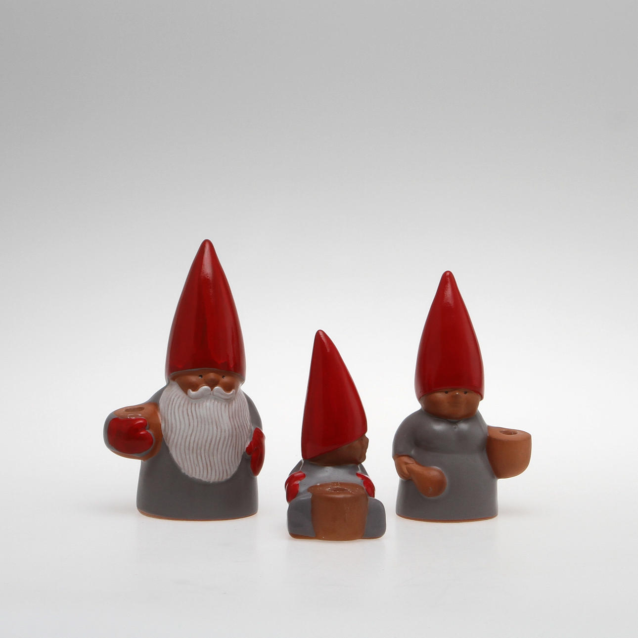 LJUSSTAKAR, 3 st, i form av tomtar, keramik, Lisa Larson.