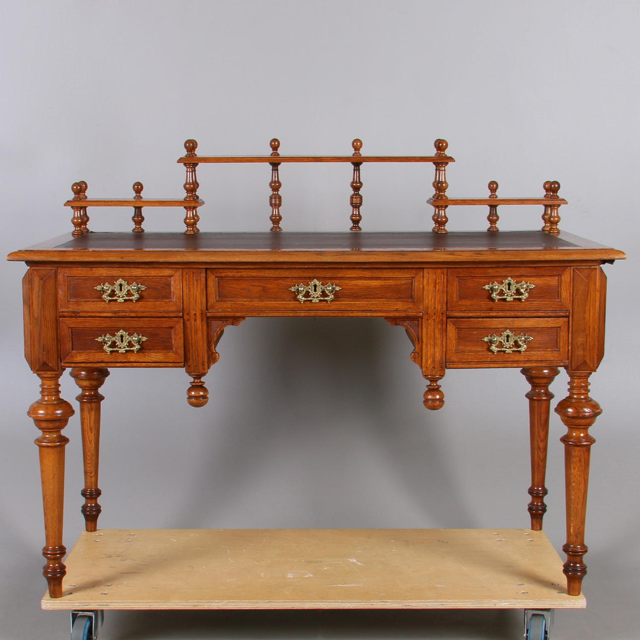 SKRIVBORD, med uppsats, nyrenässans, sent 1800-tal.