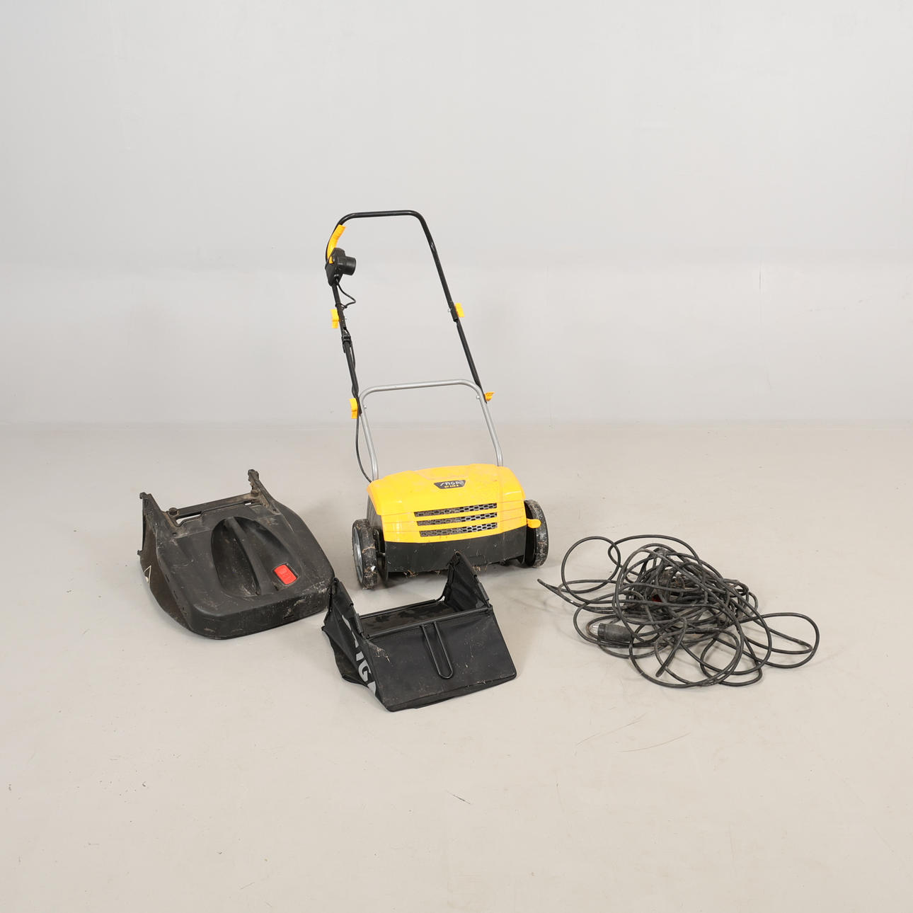 GRÄSKLIPPARE Stiga elektrisk med uppsamlare.