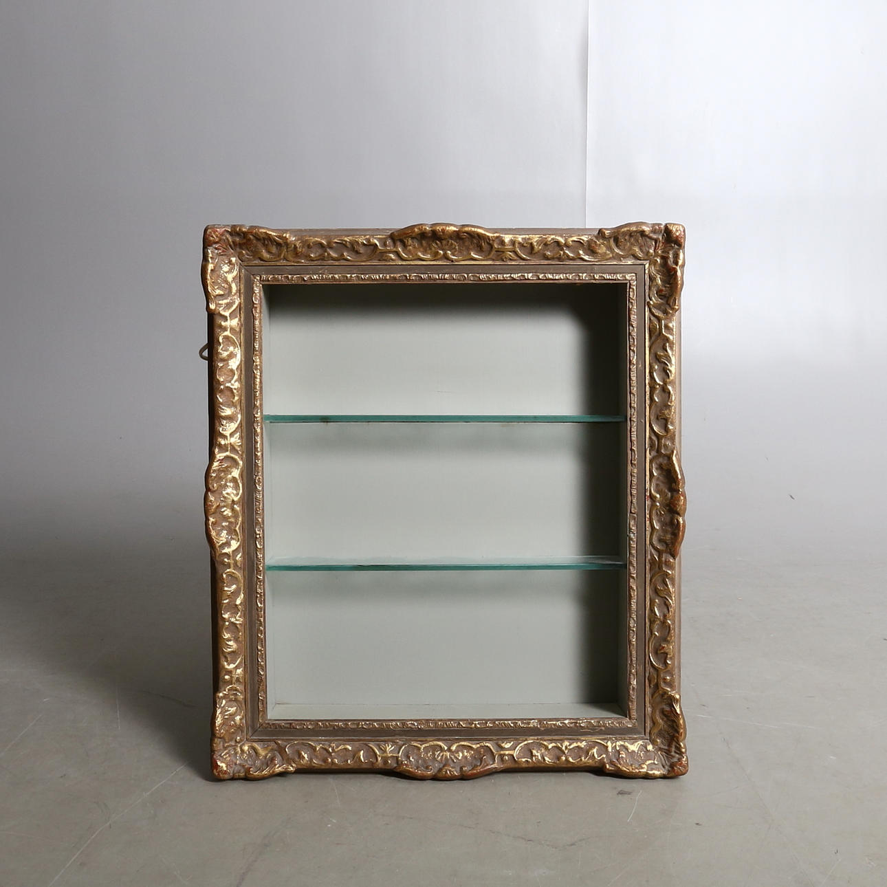 VÄGGHYLLA, i form av tavelram, 1900-tal.