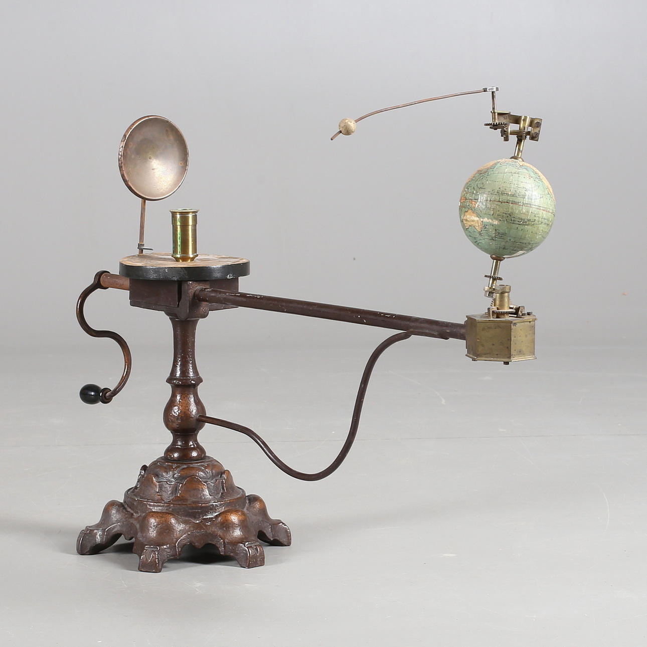 TELLURIUM, gjutjärn/mässing, märkt FR. J. Berg Stockholm, omkring sekelskiftet 1900.