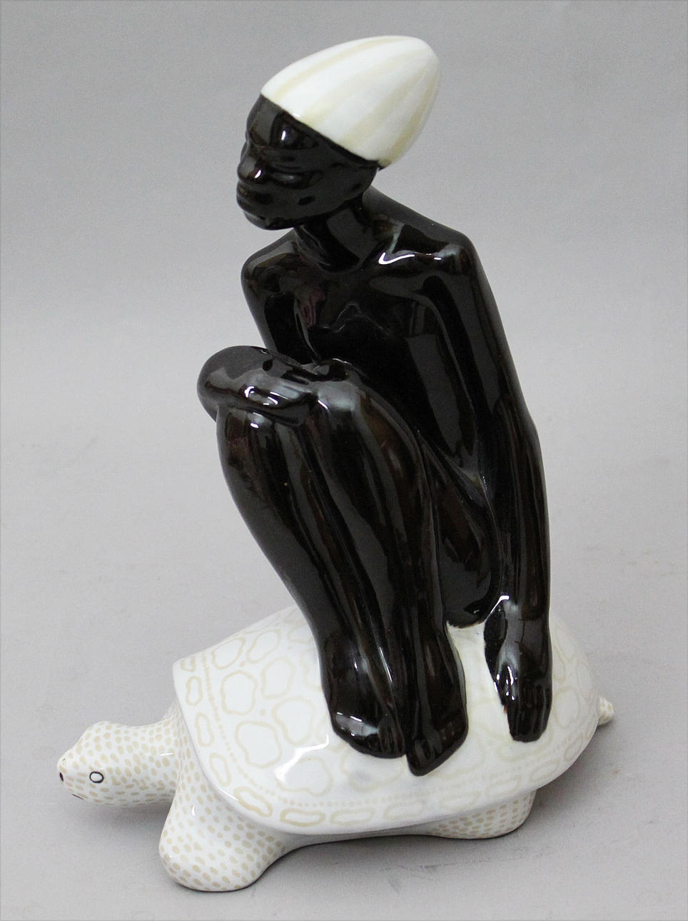 MARI SIMMULSON. FIGURIN, stengods. Uppsala-Ekeby, 1900-talets mitt.