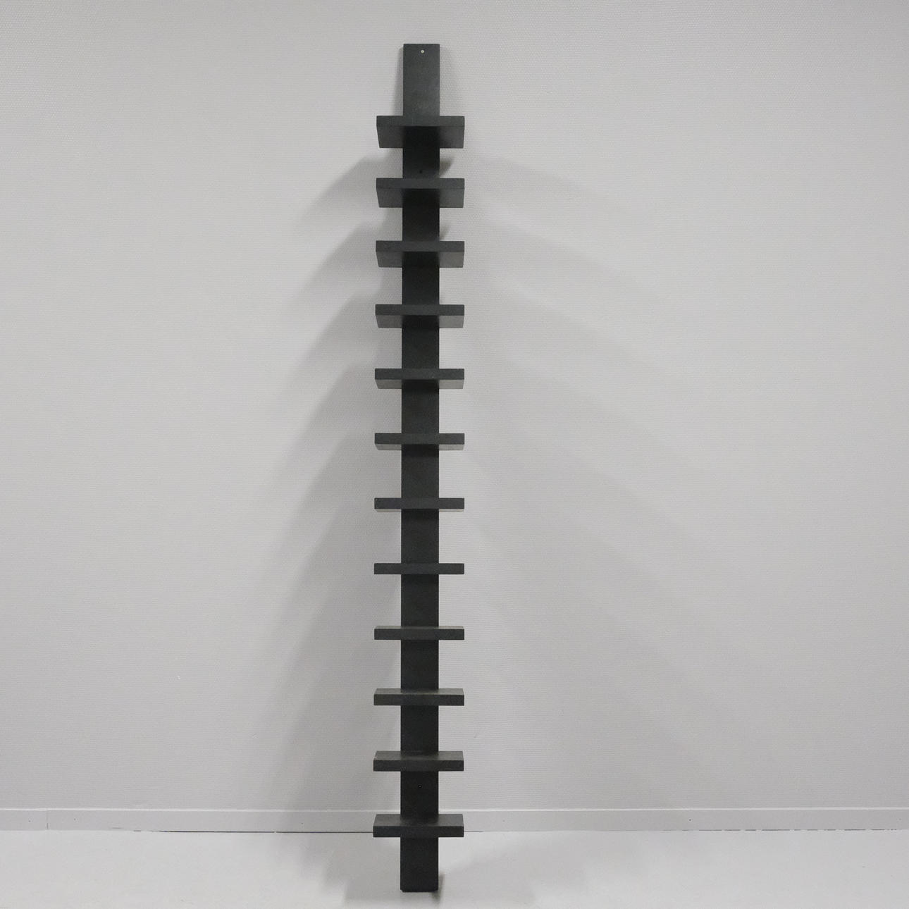 JOHN KANDELL. VÄGGHYLLA, ”PILASTER”, KÄLLEMO.