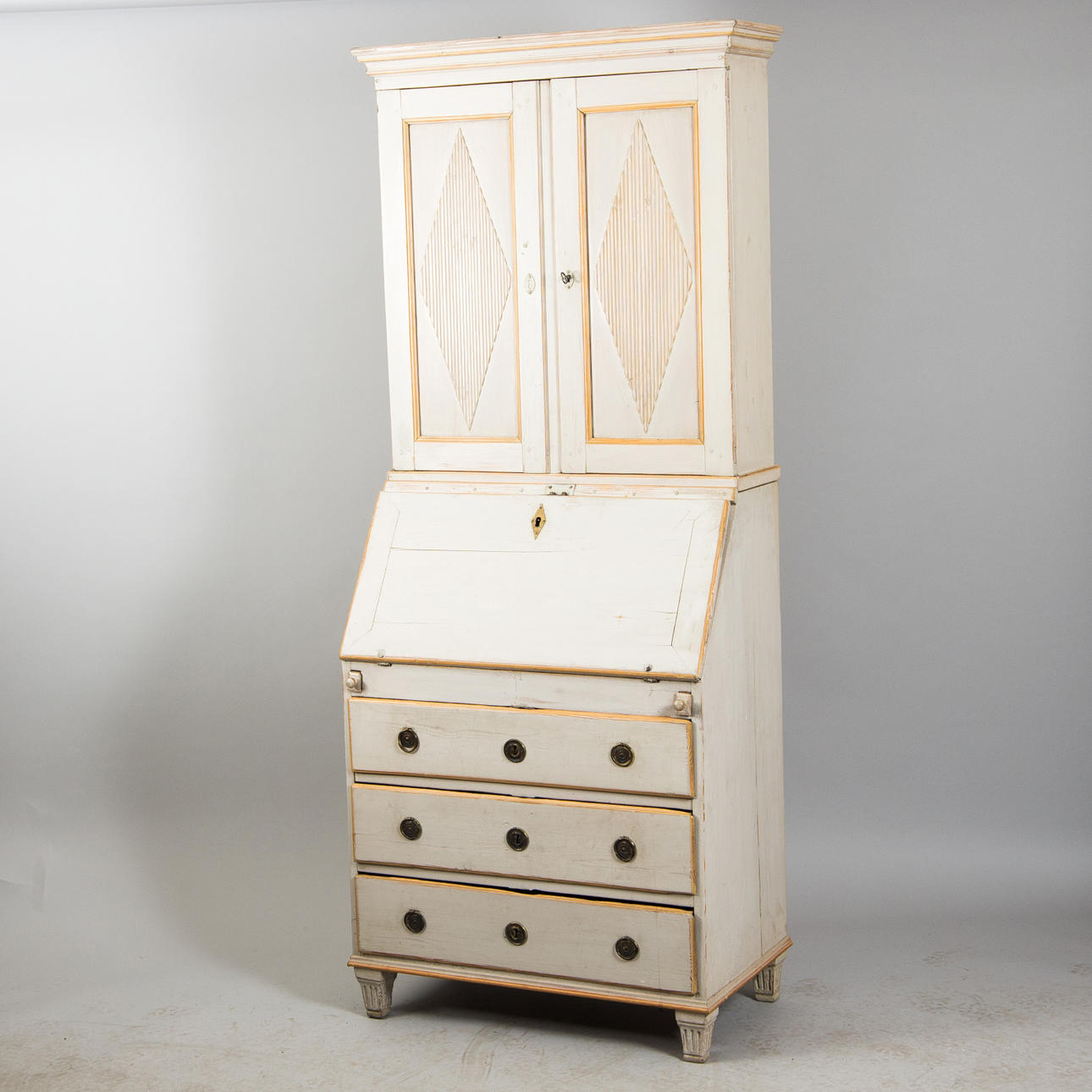 SNEDKLAFFSEKRETÄR MED ÖVERSKÅP, gråpatinerd fur, sengustaviansk.