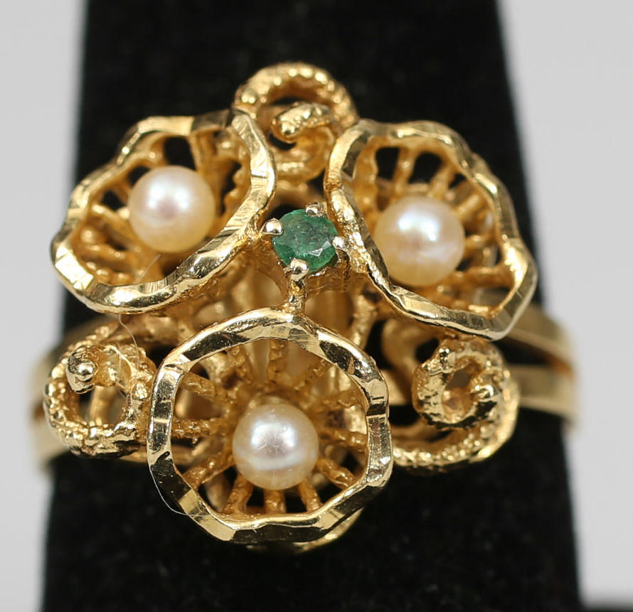RING, 18 K guld, smaragd och odlade pärlor, total vikt 6,6 gram.