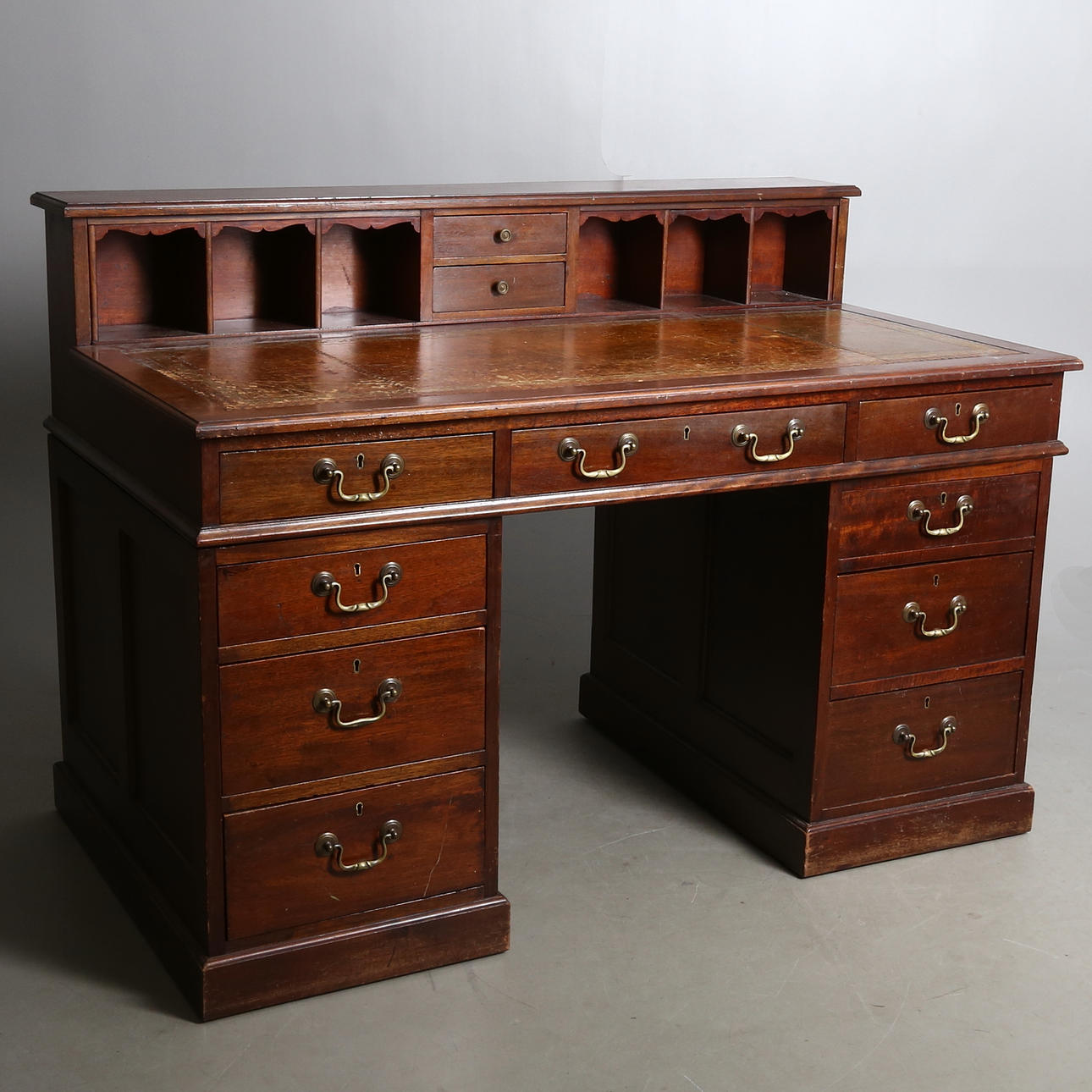 SKRIVBORD, med uppsats engelsk stil, 1900-tal.