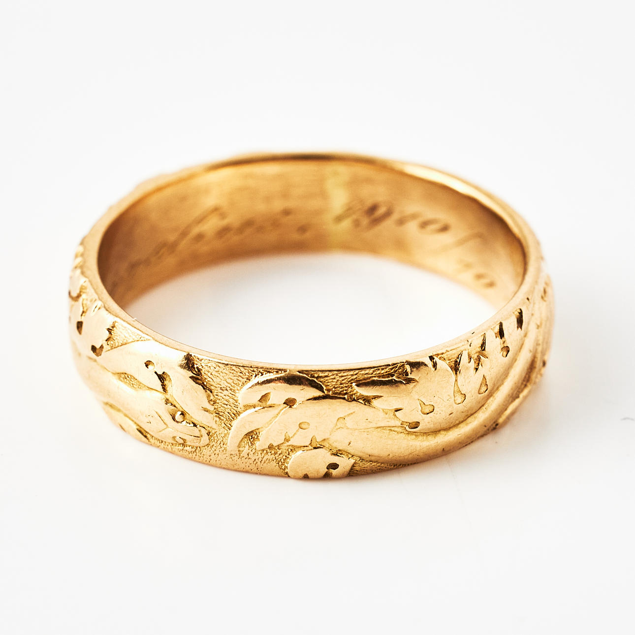RING, 18 k guld, dekor med slingrande orm och bladslingor, stämplad E Jonson Juvelerareaffär samt K&EC, Göteborg 1964.