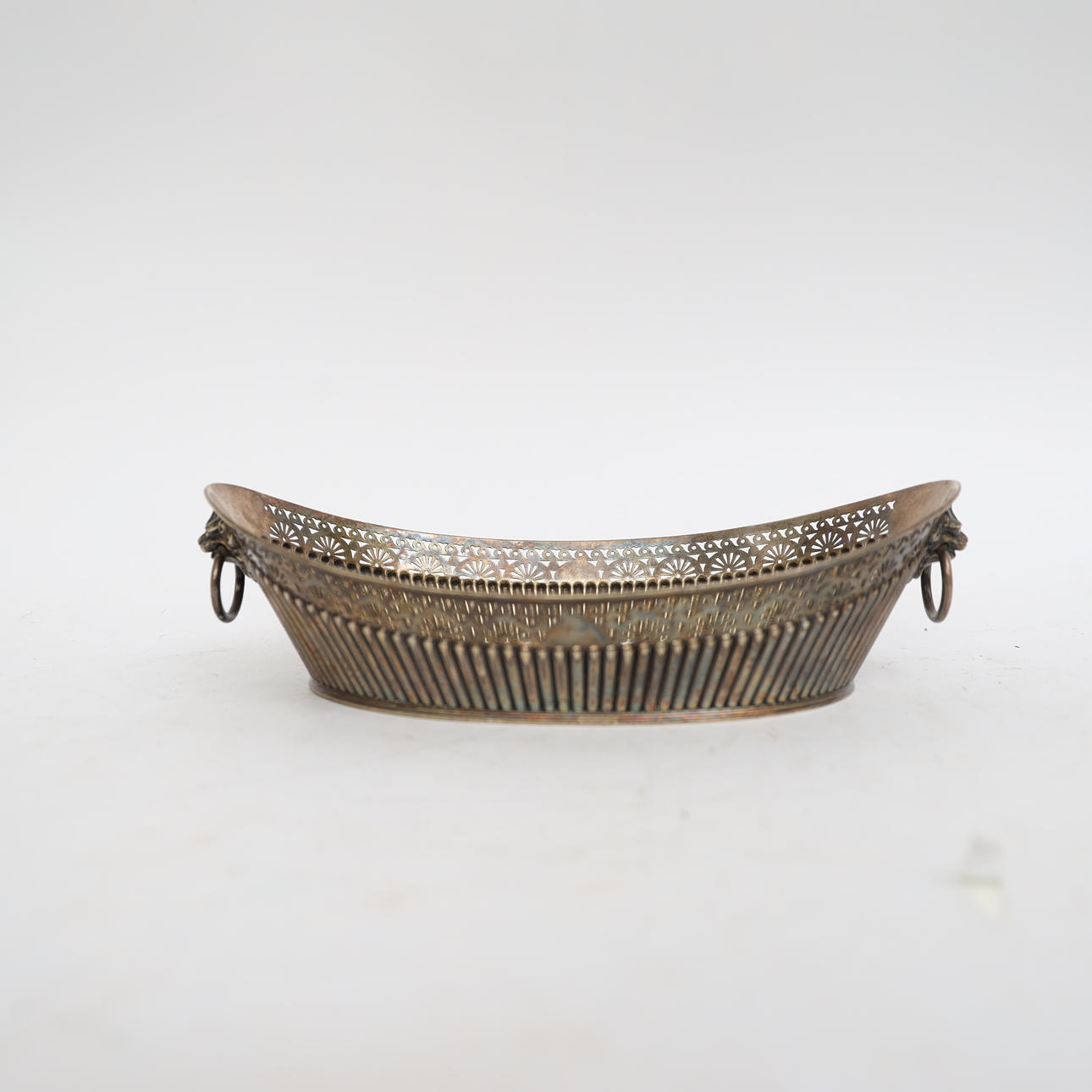 BRÖDFAT, england, 1800-1900-tal, försilvrad koppar, med genombruten dekor, dubbla hänklar med lejonmaskaroner. Stämplad.