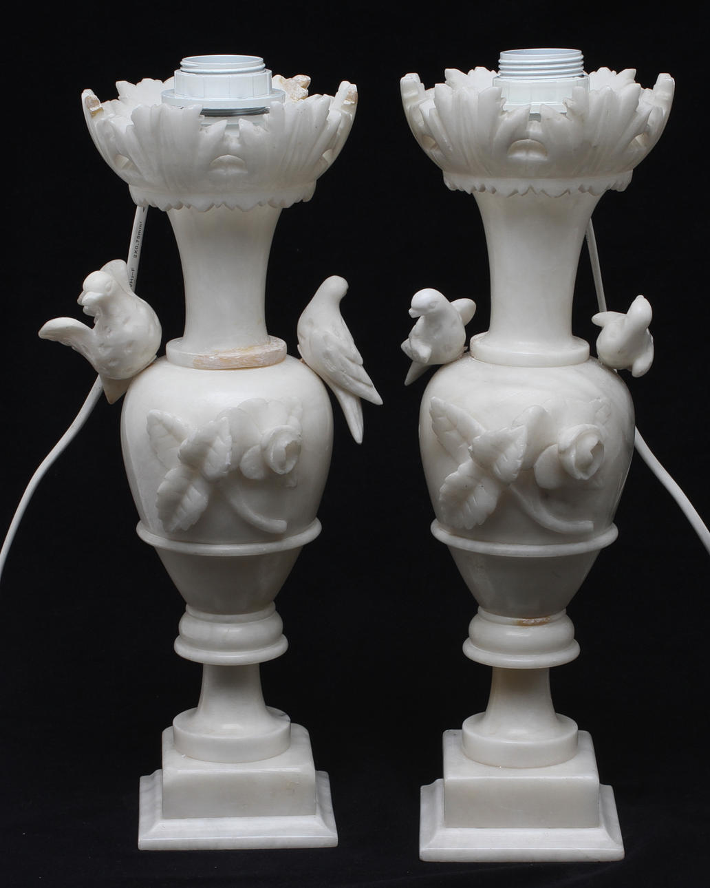 BORDSLAMPOR, 1 par, alabaster, dekor av fåglar, 1900-tal.