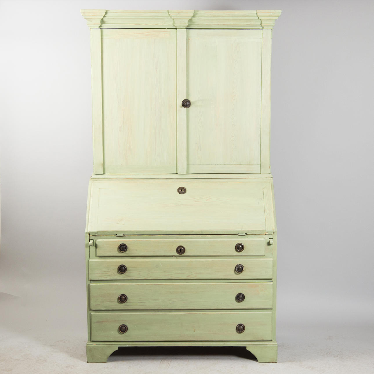 SNEDKLAFFSEKRETÄR MED ÖVERSKÅP, grönpatinerad, 1800-tal.