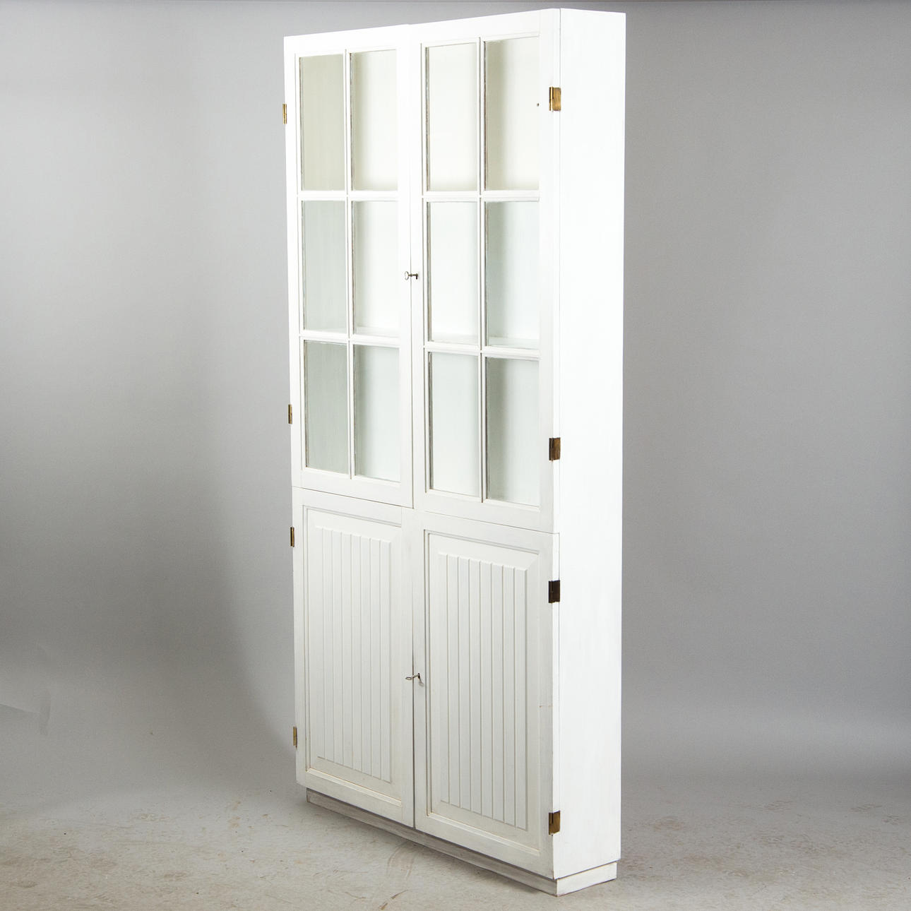 SKÅP MED VITRINÖVERDEL, vitmålat, 1900-tal.