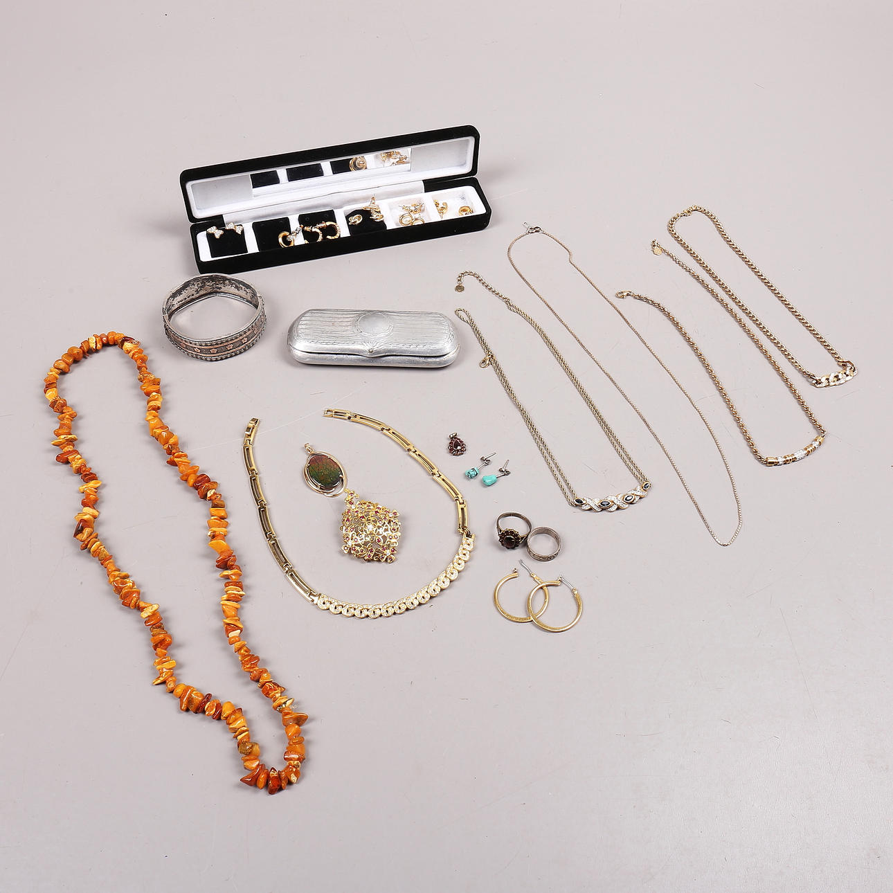 BIJOUTERIER, bl a Pierre Cardin, delvis silver, parti.