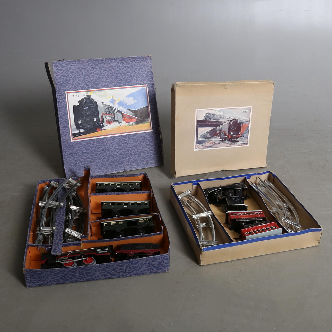 DISTLER och BILLERBAHN två tågsatser i skala noll. Originalkartonger.