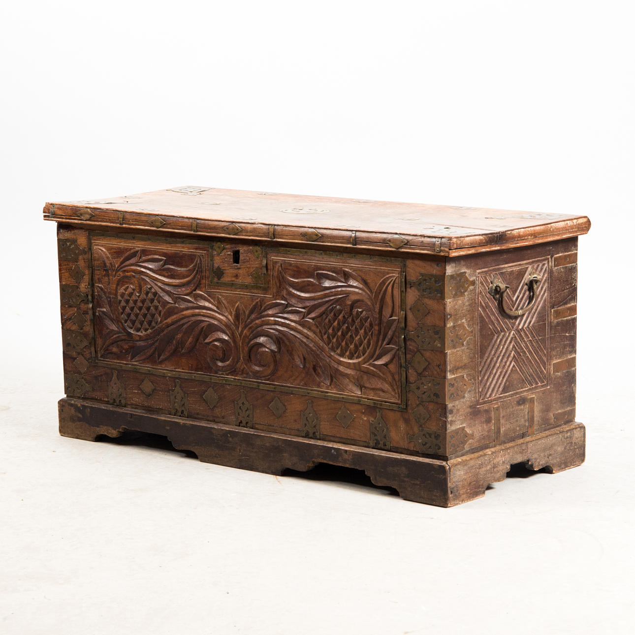 KISTA, snidad dekor med smidesbeslag, orientalisk.