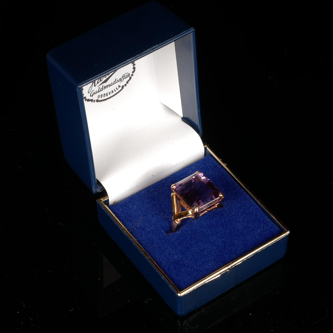GOLD RING WITH PURPLE STONE, 14K gold.