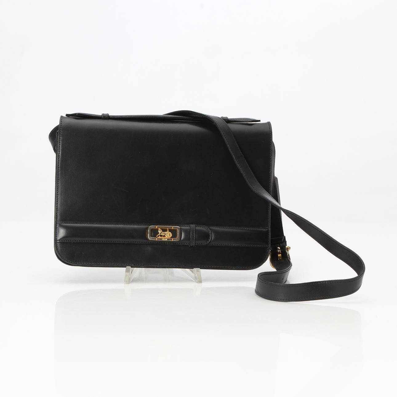 CÉLINE, HANDVÄSKA. Mörkblått läder med förgyllda beslag, 1980/90-tal.