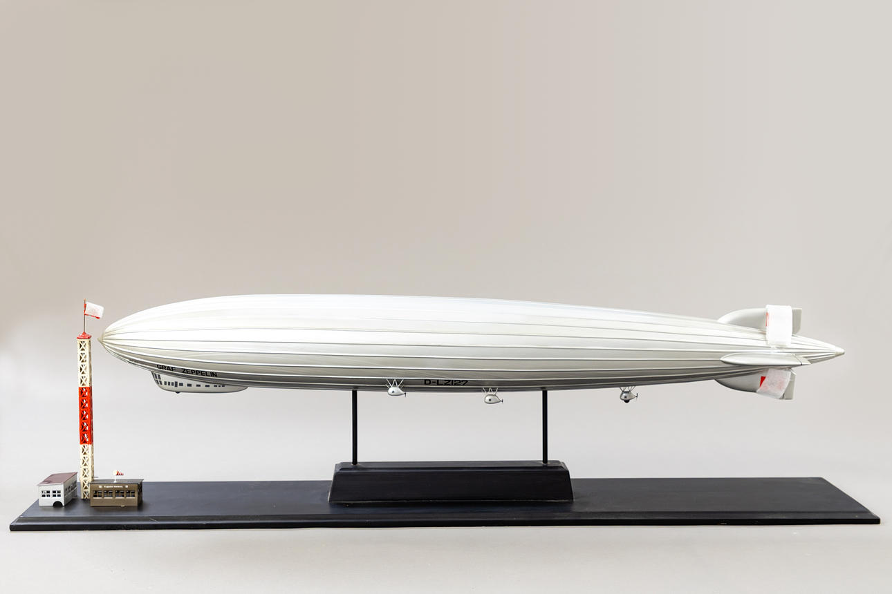 Stor bordsmodell av luftskeppet Graf Zeppelin, 2000-tal.