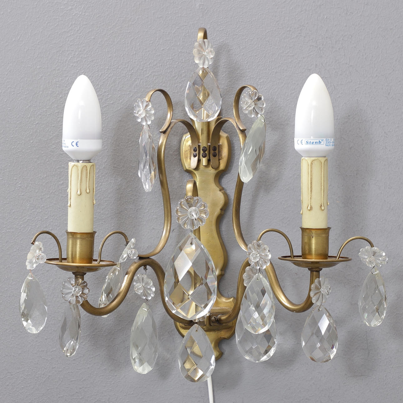 VÄGGLAMPA, mässing/glas, 1900-talets andra hälft.