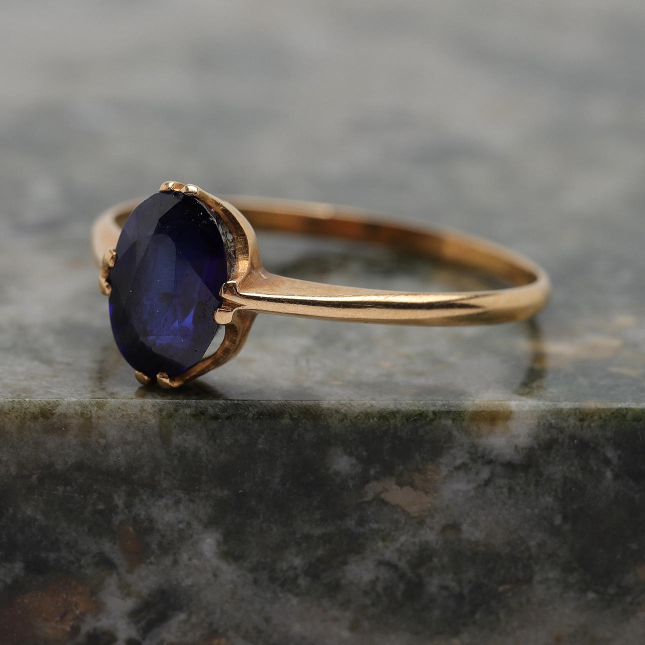 RING, 18k guld, med blå sten, 1924, totalvikt ca 2,02g.