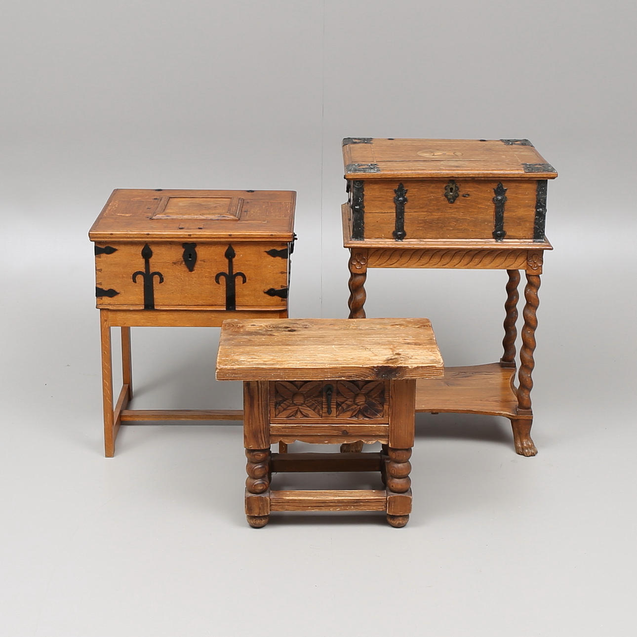 KISTOR, 2 st, samt BORD med låda, 1800/1900-tal.