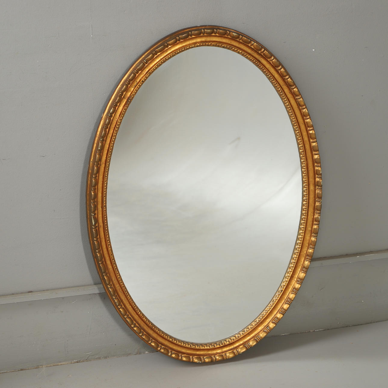 SPEGEL, förgylld, oval, 2000-tal.