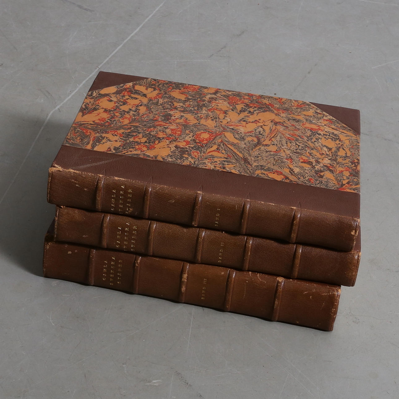 BÖCKER, 3 volymer, "Gamla Svenska Städer, Gator och Gränder, Hus och Gårdar", Generalstabens Litografiska Anstalts Förlag, Stockholm, 1920-1930.