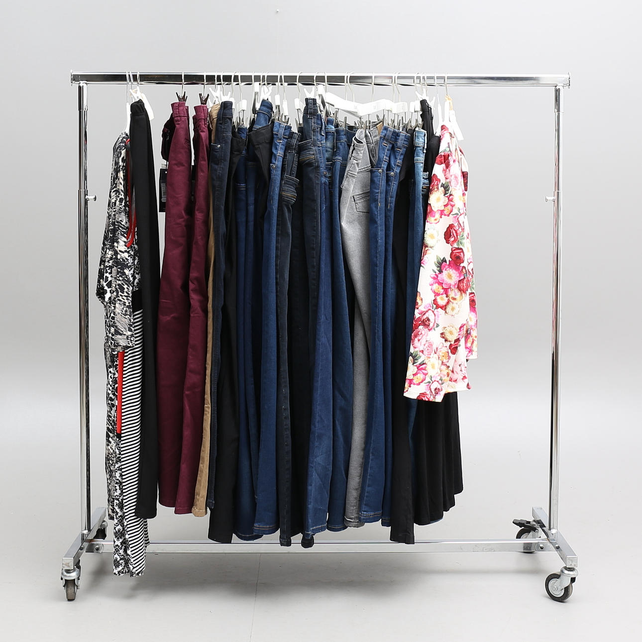 DAMKLÄDER, 27 plagg, blandade storlekar.